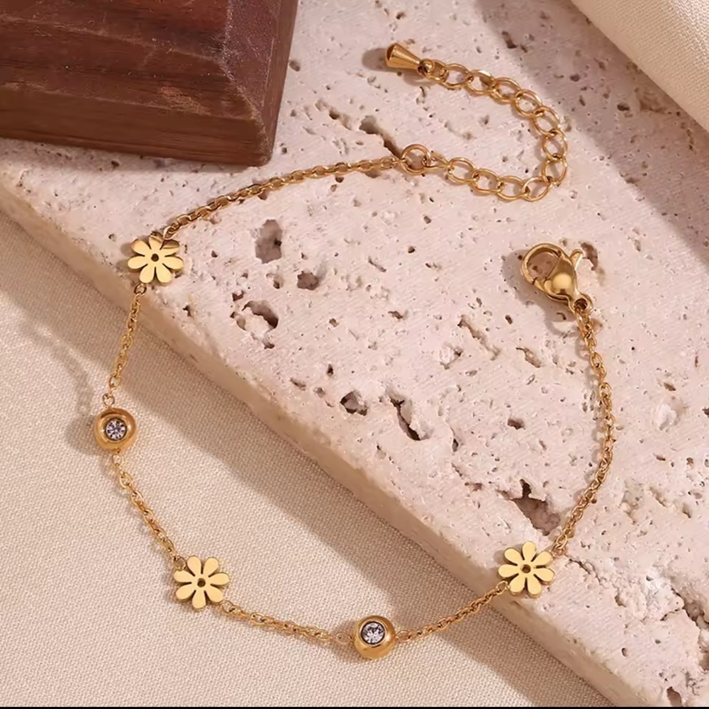 Double Sided Back and White Flower Bracelet 18K Gold plated

 Stainless Steel - Picture 4 of 8